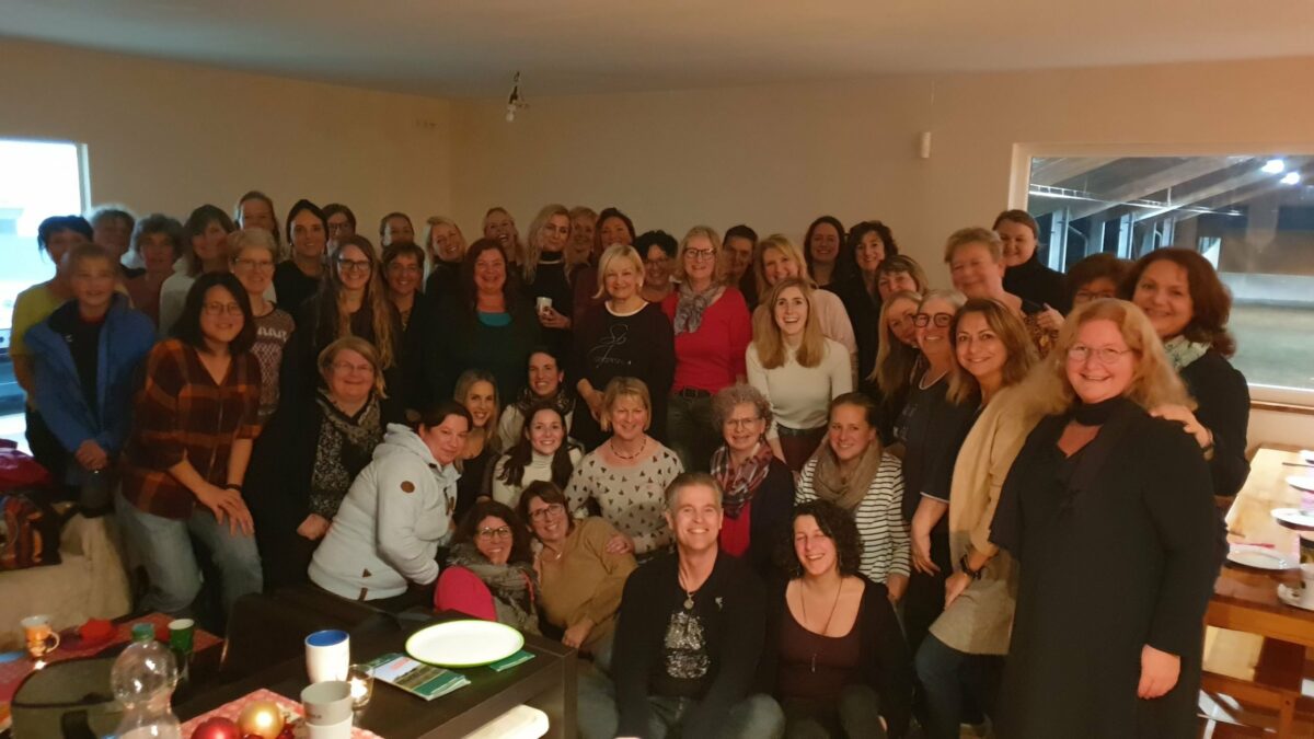 | Es hat mich sehr gefreut, wie viele von Euch da waren, um mich auf Patricias Pferdehof zu empfangen. Es war ein toller Anblick, die Cafeteria berstete förmlich aus allen Nähten. :-)Tausend Dank, dass Ihr Euch alle Zeit genommen habt.